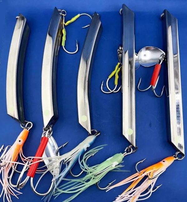 Pilkers weight 850-1000 gr. Vertical jigging in the cold northern seas. Handmade. Polished stainless steel. Mustad 12/0 treble hook. The attractive elements are light-accumulating stickers, a chrome-plated petal randomly